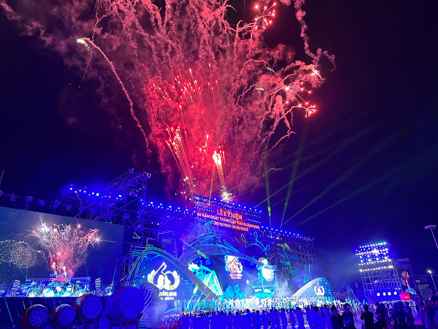 Lễ kỷ niệm 60 năm Ngày thành lập tỉnh Quảng Ninh 30/10 (1963-2023) được tổ chức tại Quảng trường 30/10, TP Hạ Long. Kết thúc chương trình là màn bắn pháo hoa kéo dài 15 phút. Lễ kỷ niệm 60 năm Ngày thành lập tỉnh Quảng Ninh 30/10 (1963-2023) được tổ chức tại Quảng trường 30/10, TP Hạ Long. Kết thúc chương trình là màn bắn pháo hoa kéo dài 15 phút.