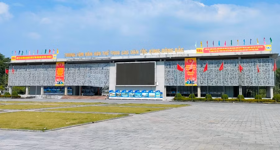 Tại huyện miền núi Tiên Yên, các cơ quan nhà nước được trang trí cờ hoa, khẩu hiệu.