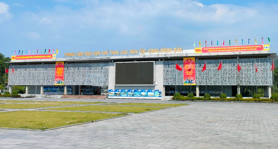 Tại huyện miền núi Tiên Yên, các cơ quan nhà nước được trang trí cờ hoa, khẩu hiệu.