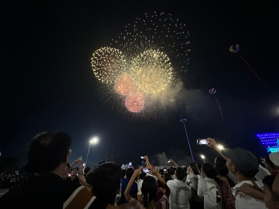 Hàng nghìn người dân đã đổ về khu vực Quảng trường 30/10 để chiêm ngưỡng cảnh sắc rực rỡ trên bầu trời Quảng Ninh. Hàng nghìn người dân đã đổ về khu vực Quảng trường 30/10 để chiêm ngưỡng cảnh sắc rực rỡ trên bầu trời Quảng Ninh.