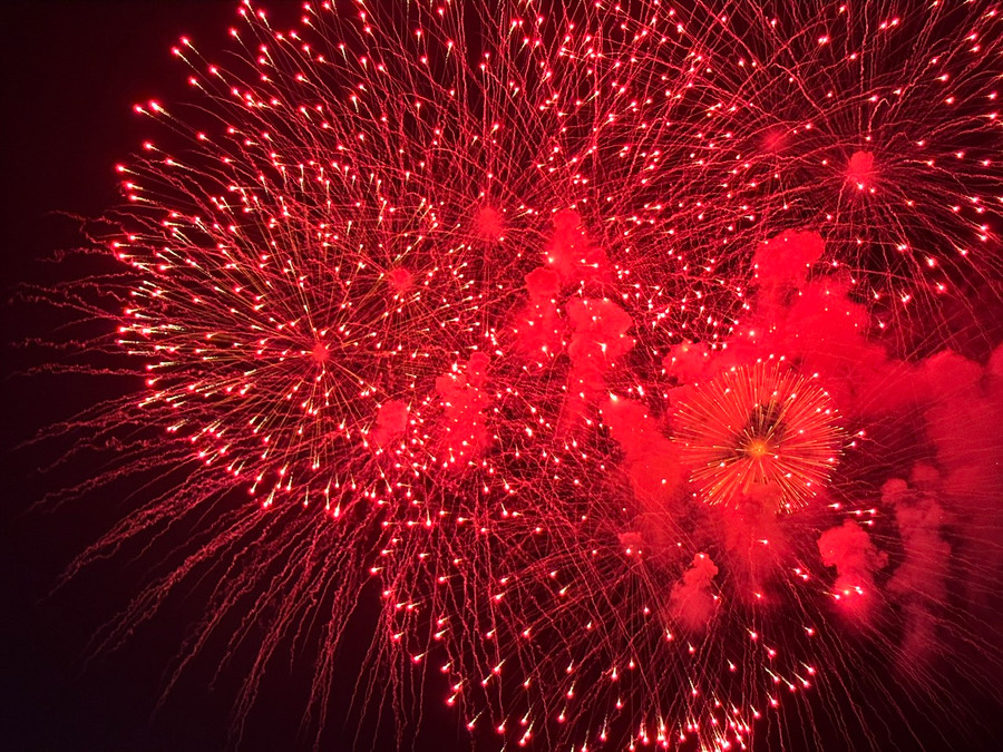 Những quả pháo hoa tầm cao luôn nhận được những tiếng hò reo của người dân. Những quả pháo hoa tầm cao luôn nhận được những tiếng hò reo của người dân.