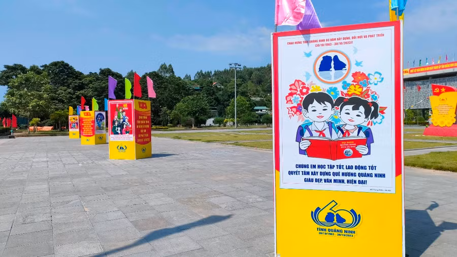 Các tấm áp phích được đặt ở những nơi đông người qua lại.