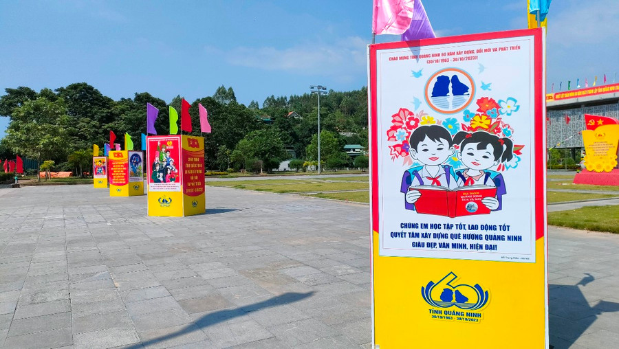 Các tấm áp phích được đặt ở những nơi đông người qua lại.