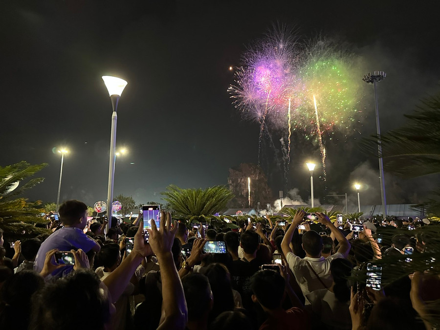 Xen lẫn những quả pháo hoa tầm cao là những quả pháo hoa tầm thấp. Xen lẫn những quả pháo hoa tầm cao là những quả pháo hoa tầm thấp.