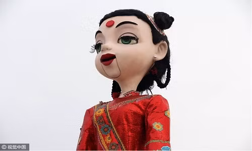 Con rối khổng lồ cao hơn nhà 4 tầng 