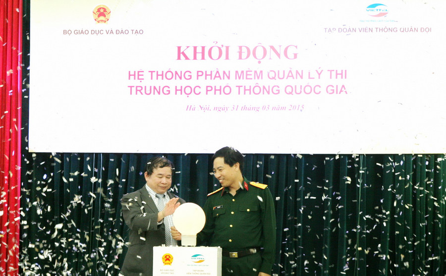 Thứ trưởng Bộ GD&ĐT Bùi Văn Ga cùng đại tá Hoàng Sơn - Phó Tổng giám đốc Viettel - ấn nút khởi động hệ thống phần mềm quản lý thi THPT quốc gia 2015