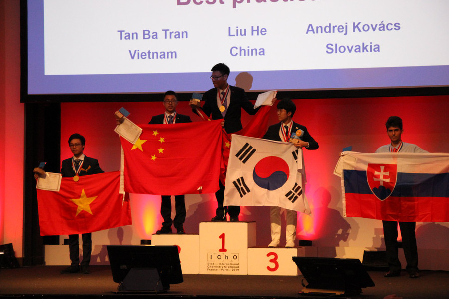 Trần Bá Tân nhận phần thưởng tại IChO 2019 Trần Bá Tân nhận phần thưởng tại IChO 2019