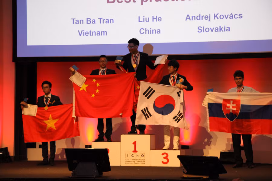 Trần Bá Tân nhận phần thưởng tại IChO 2019