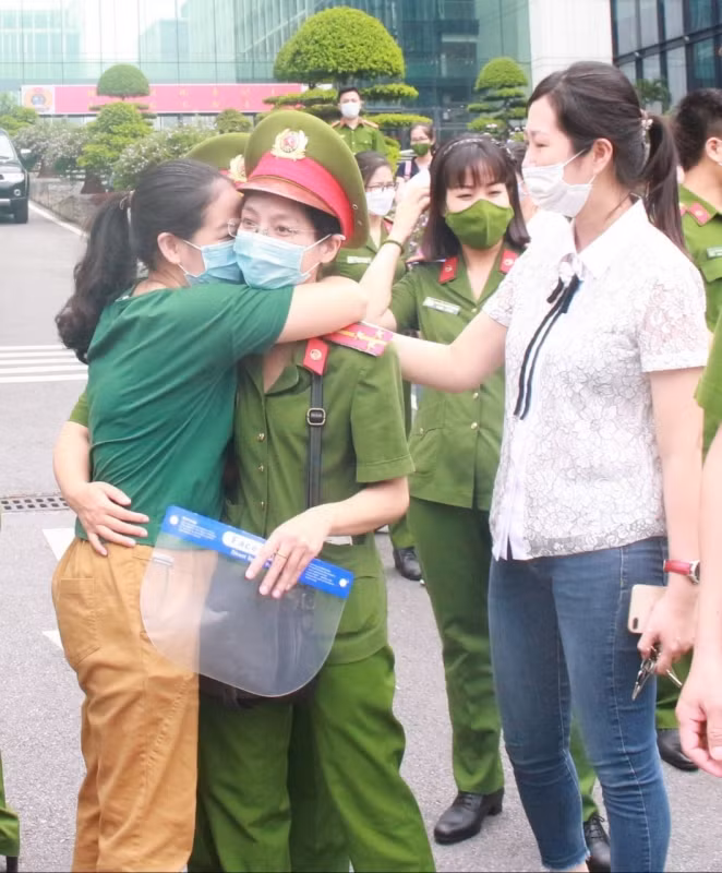 Đồng đội động viên 2 nữ chiến sĩ tham gia công tác chống dịch 