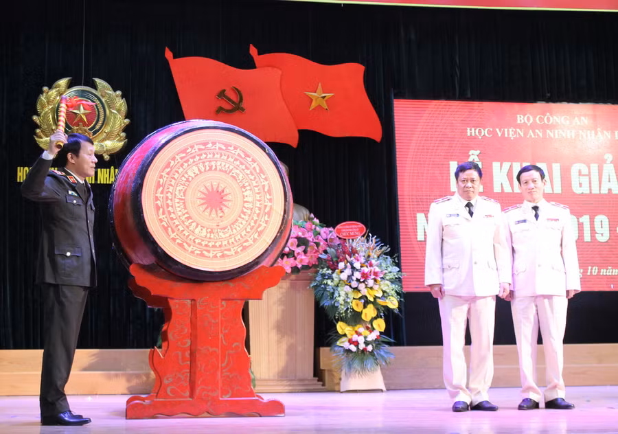 Thứ trưởng Bộ Công an Lương Tam Quang đánh trống khai giảng