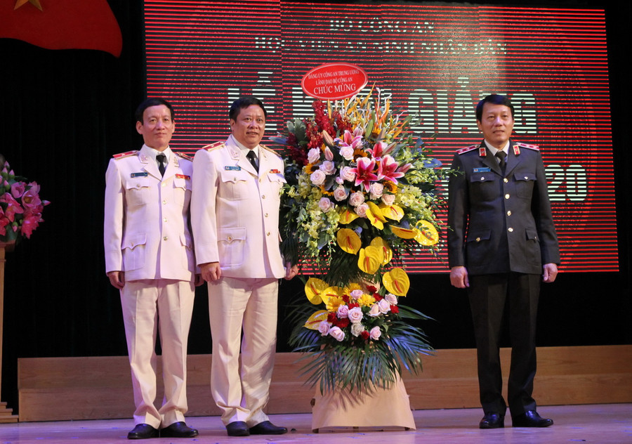 Thứ trưởng Bộ Công an Lương Tam Quang tặng hoa chúc mừng Học viện
