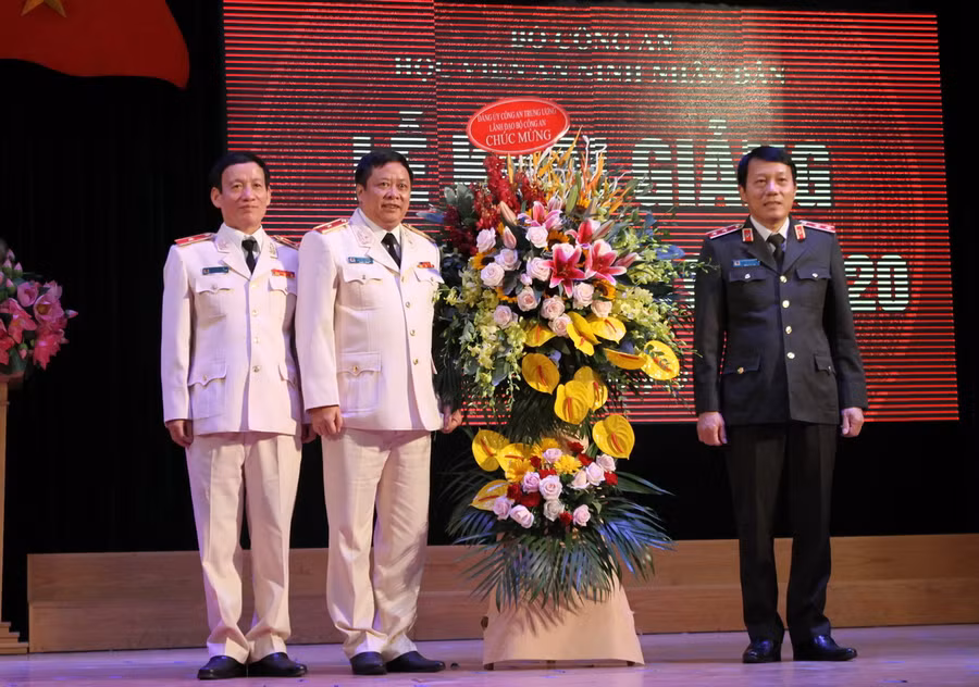 Thứ trưởng Bộ Công an Lương Tam Quang tặng hoa chúc mừng Học viện