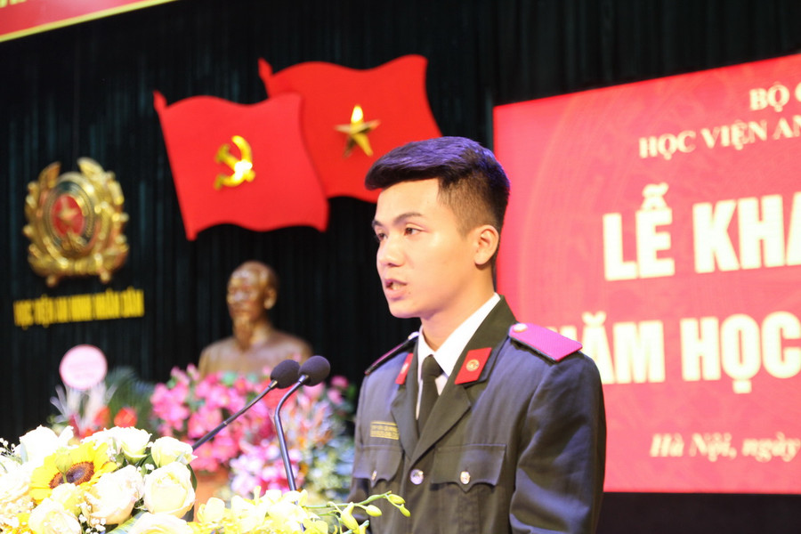 Đại diện sinh viên khóa D51 phát biểu tại lễ khai giảng