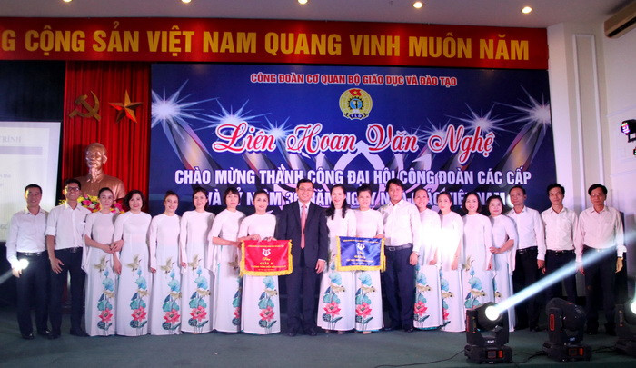 Thứ trưởng Nguyễn Văn Phúc tặng cờ lưu niệm cho Công đoàn cơ quan CĐGDVN- đơn vị đạt giải A chương trình xuất sắc nhất