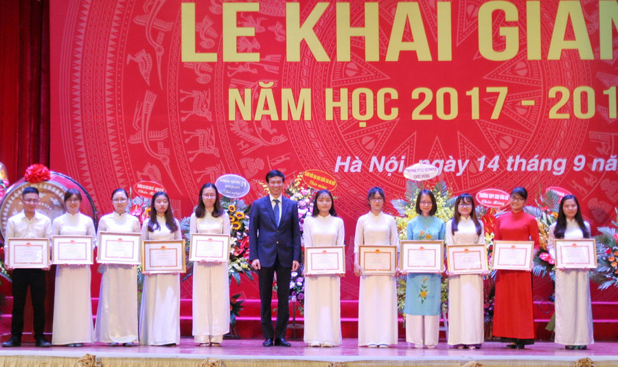 Thầy hiệu trưởng tặng giấy khen và phần thưởng cho các sinh viên đạt thành tích xuất sắc trong học tập