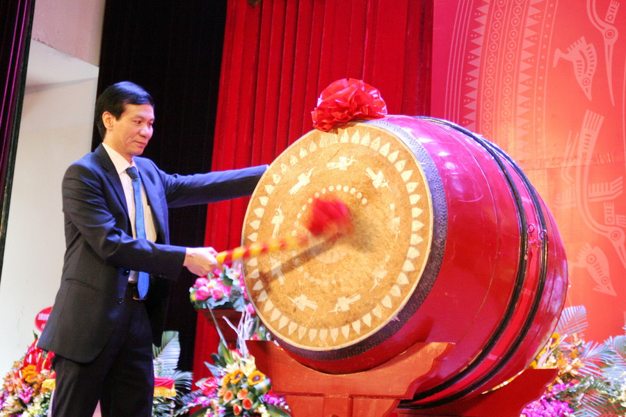 GS Nguyễn Quý Thanh đánh trống khai giảng năm học mới