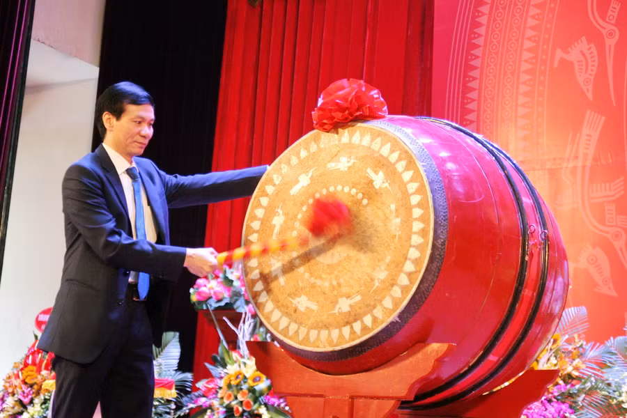 GS Nguyễn Quý Thanh đánh trống khai giảng năm học mới
