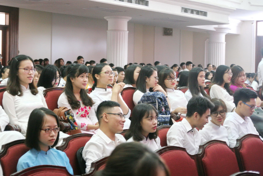 Các tân sinh viên Trường Đại học Giáo dục