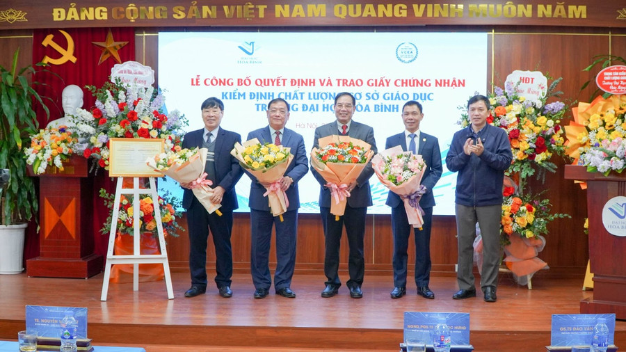 Ban lãnh đạo Nhà trường đón nhận Giấy chứng nhận cơ sở giáo dục đạt chuẩn Quốc gia và hoa chúc mừng của Trung tâm KĐCLGD Trường Đại Học Vinh.