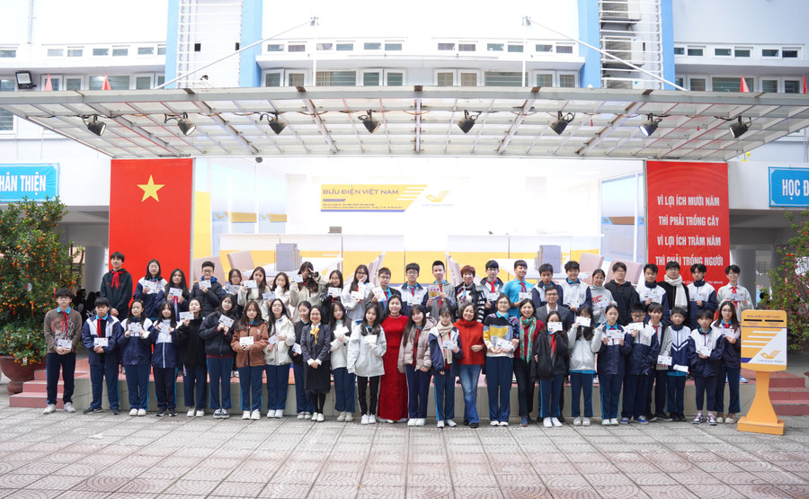 Cô Nguyễn Thanh Hà - Hiệu trưởng Trường THCS Phan Chu Trinh và các đại biểu chụp ảnh cùng các em học sinh. Cô Nguyễn Thanh Hà - Hiệu trưởng Trường THCS Phan Chu Trinh và các đại biểu chụp ảnh cùng các em học sinh.