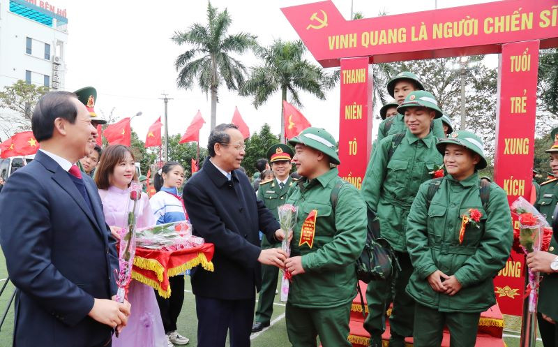 Lãnh đạo Quân khu 1 và Phó Bí thư Thường trực Tỉnh uỷ, Chủ tịch HĐND tỉnh Bắc Ninh Nguyễn Quốc Chung động viên tân binh lên đường nhập ngũ. Lãnh đạo Quân khu 1 và Phó Bí thư Thường trực Tỉnh uỷ, Chủ tịch HĐND tỉnh Bắc Ninh Nguyễn Quốc Chung động viên tân binh lên đường nhập ngũ.