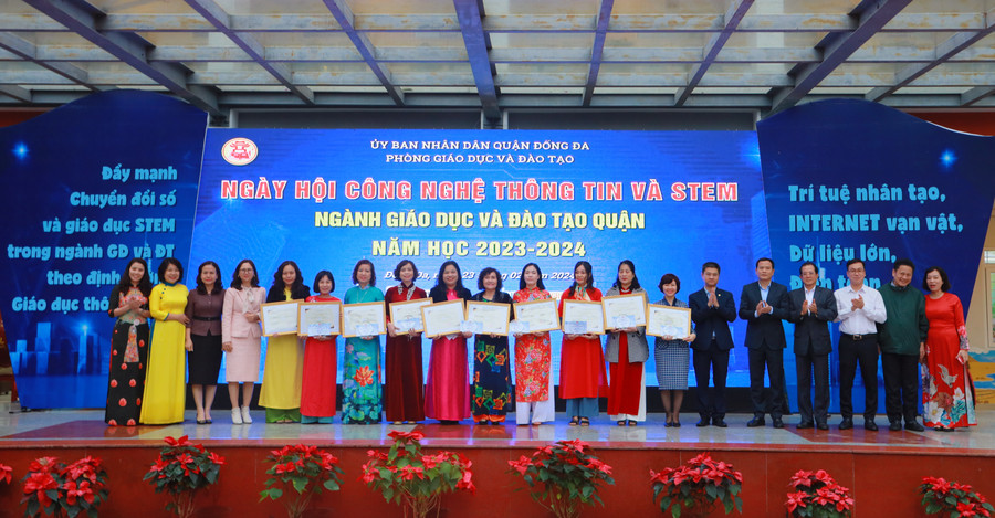 Ban tổ chức và đại biểu trao chụp hình lưu niệm cùng 10 cụm thi trong Phần thi trưng bày gian hàng của các cụm trường trong ngày hội Công nghệ thông tin.