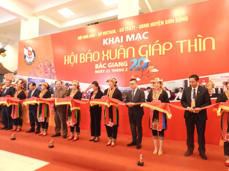 Các đại biểu cắt băng khai mạc Hội báo Xuân Giáp Thìn tỉnh Bắc Giang năm 2024. Các đại biểu cắt băng khai mạc Hội báo Xuân Giáp Thìn tỉnh Bắc Giang năm 2024.