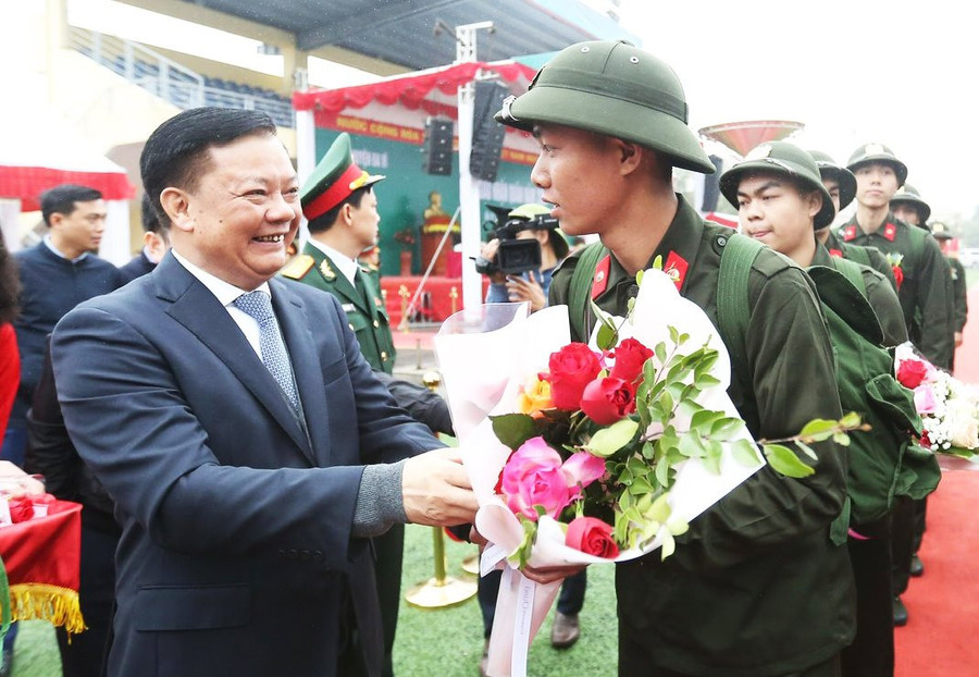 Bí thư Thành ủy Hà Nội - Đinh Tiến Dũng động viên các tân binh. (Ảnh: HNM)