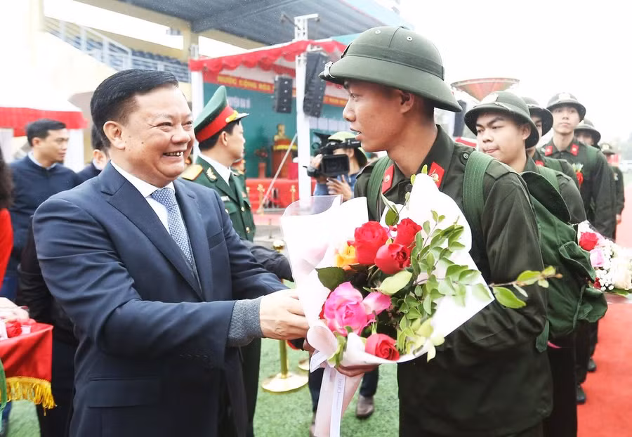 Bí thư Thành ủy Hà Nội - Đinh Tiến Dũng động viên các tân binh. (Ảnh: HNM)