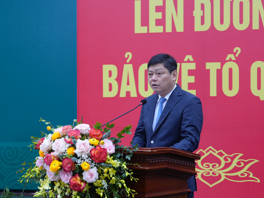 Ông Tạ Nam Chiến, Chủ tịch UBND quận Ba Đình phát biểu động viên các tân binh.