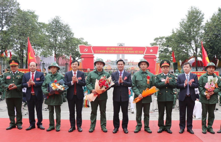 Chủ tịch Ủy ban MTTQ tỉnh Nguyễn Đình Lợi (thứ 4 từ trái qua) cùng các đại biểu tặng quà các tân binh lên đường nhập ngũ. Chủ tịch Ủy ban MTTQ tỉnh Nguyễn Đình Lợi (thứ 4 từ trái qua) cùng các đại biểu tặng quà các tân binh lên đường nhập ngũ.