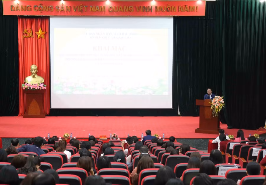 Giám đốc Sở GD&ĐT tỉnh Bắc Ninh - Nguyễn Thế Sơn phát biểu khai mạc hội thi.