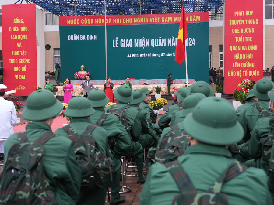 Trang trọng buổi lễ giao nhận quận tại quận Ba Đình.