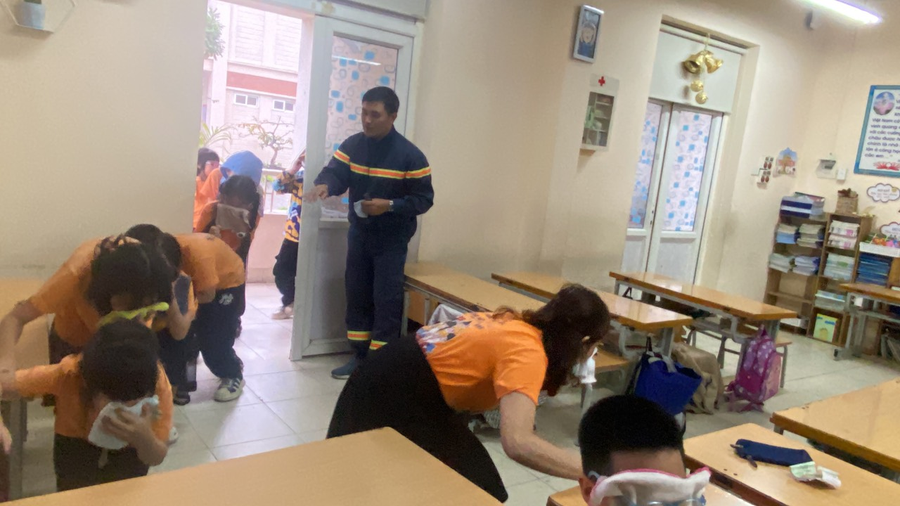 Học sinh thực hành kỹ năng thoát nạn khi gặp sự cố cháy.