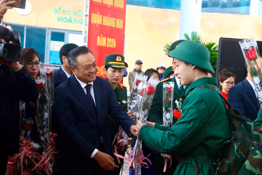 Chủ tịch UBND TP Hà Nội - Trần Sỹ Thanh động viên các tân binh.