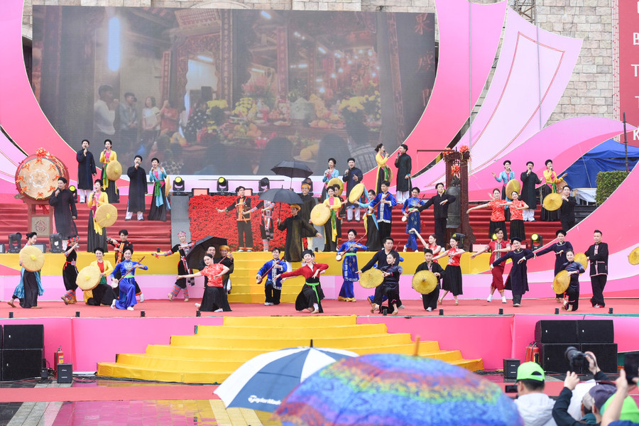 Hoạt động văn nghệ chào mừng khai hội.