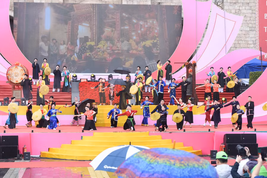 Hoạt động văn nghệ chào mừng khai hội.