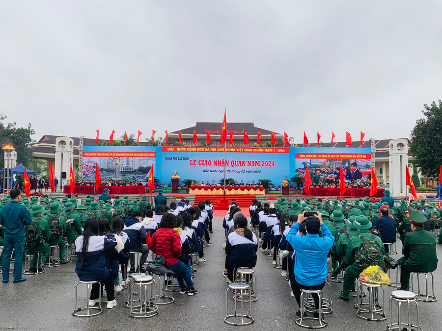 Quang cảnh buổi lễ giao nhận quân tại TP Bắc Ninh. Quang cảnh buổi lễ giao nhận quân tại TP Bắc Ninh.