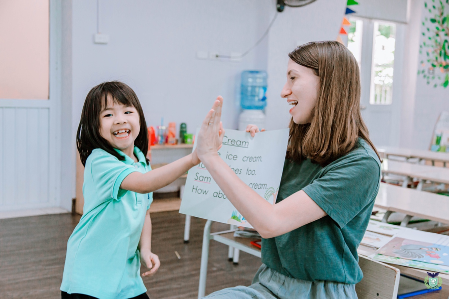 Học sinh hào hứng trong tiết học tiếng Anh tại Jean Piaget.