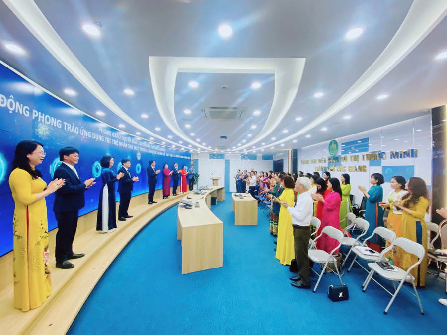 Các đại biểu thực hiện bấm nút khởi động "Phong trào ứng dụng trí tuệ nhân tạo AI trong công tác quản lí, dạy học và kiểm tra đánh giá".