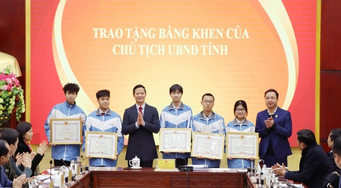 Phó Chủ tịch Thường trực UBND tỉnh Bắc Ninh - Vương Quốc Tuấn (thứ 3 từ trái qua) và Giám đốc Sở GD&amp;ĐT Nguyễn Thế Sơn chúc mừng các em học sinh.