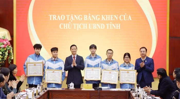Phó Chủ tịch Thường trực UBND tỉnh Bắc Ninh - Vương Quốc Tuấn (thứ 3 từ trái qua) và Giám đốc Sở GD&amp;ĐT Nguyễn Thế Sơn chúc mừng các em học sinh.