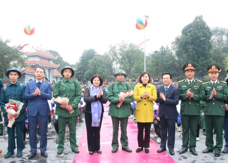 Chủ tịch UBND tỉnh Bắc Ninh Nguyễn Hương Giang cùng các đại biểu, lãnh đạo huyện Tiên Du động viên tân binh. Chủ tịch UBND tỉnh Bắc Ninh Nguyễn Hương Giang cùng các đại biểu, lãnh đạo huyện Tiên Du động viên tân binh.