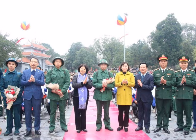 Chủ tịch UBND tỉnh Bắc Ninh Nguyễn Hương Giang cùng các đại biểu, lãnh đạo huyện Tiên Du động viên tân binh.