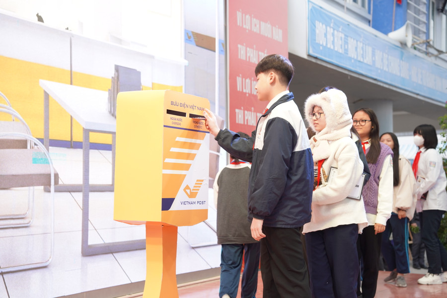 Học sinh trường THCS Phan Chu Trinh gửi thư ngay tại khuôn viên trường. Học sinh trường THCS Phan Chu Trinh gửi thư ngay tại khuôn viên trường.