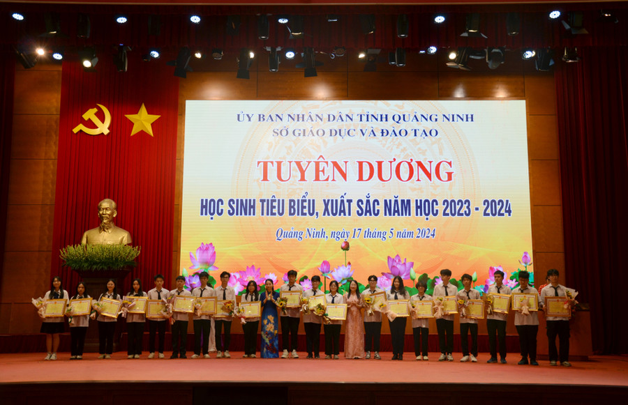 Lãnh đạo Sở GD&amp;ĐT trao Bằng khen của UBND tỉnh cho các học sinh tiêu biểu, xuất sắc năm học 2023-2024.