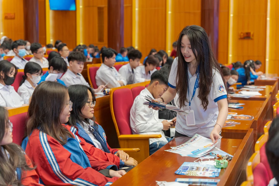 Đội thanh niên tình nguyện phối hợp cùng tư vấn viên của các trường cao đẳng, đại học hỗ trợ tư vấn mùa thi, định hướng nghề nghiệp năm 2024.