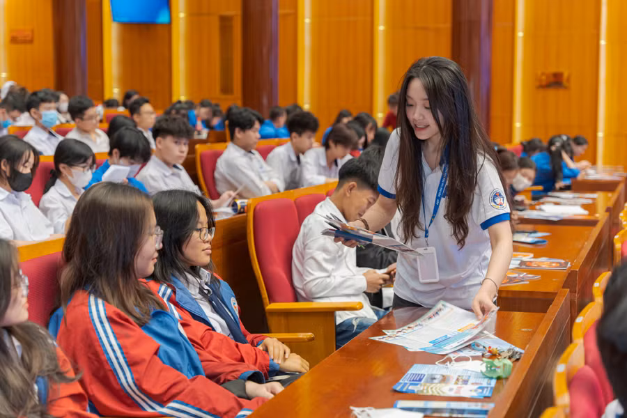 Đội thanh niên tình nguyện phối hợp cùng tư vấn viên của các trường cao đẳng, đại học hỗ trợ tư vấn mùa thi, định hướng nghề nghiệp năm 2024.