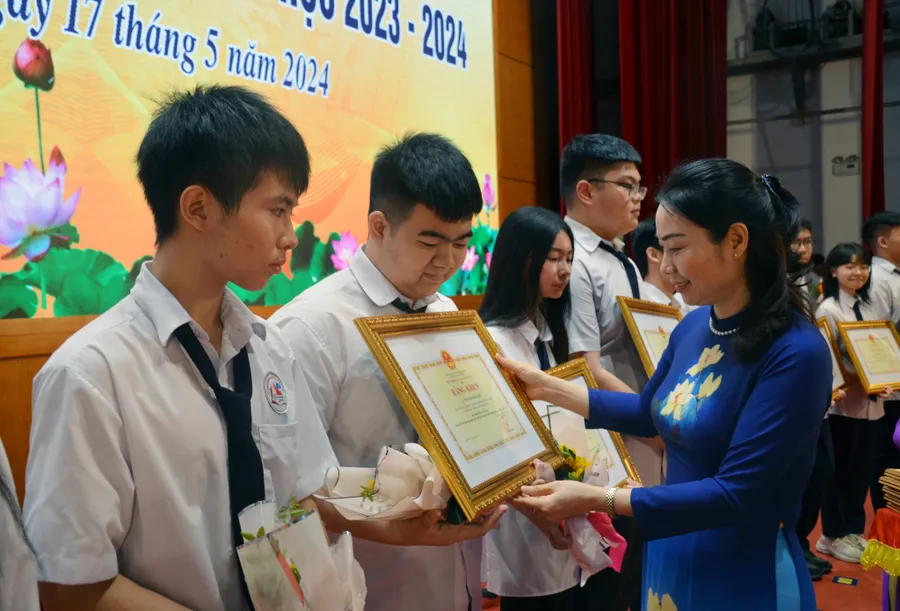 Bà Nguyễn Thị Thúy, Giám đốc Sở GD&ĐT trao Bằng khen của Bộ GD&ĐT cho các học sinh tiêu biểu năm học 2023-2024.