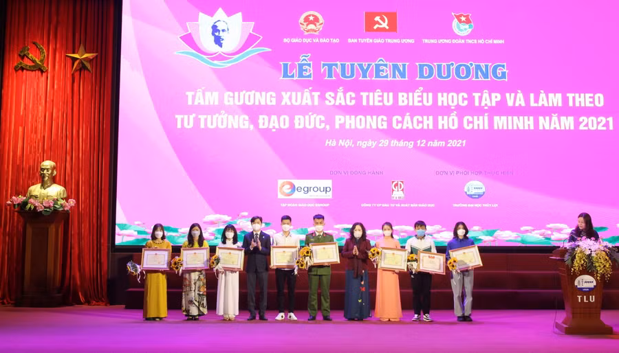 Thứ trưởng Ngô Thị Minh và Bí thư Trung ương Đoàn Nguyễn Minh Triết trao giải cho các thí sinh đạt giải